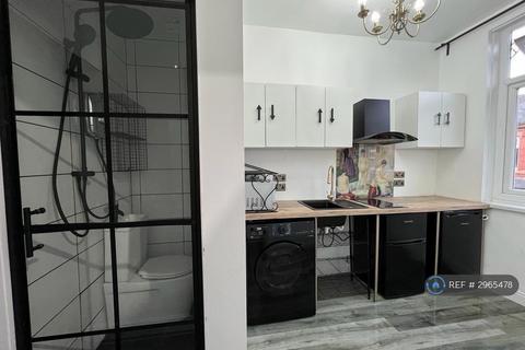 Studio to rent, Victoria Park, Manchester, M14