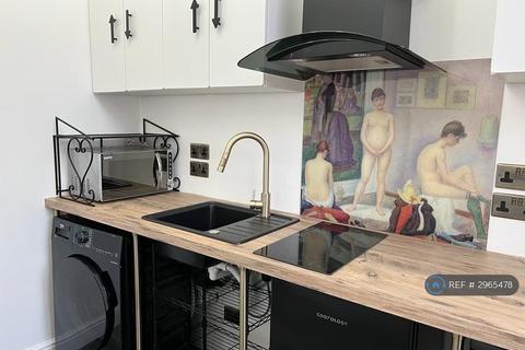 Studio to rent, Victoria Park, Manchester, M14