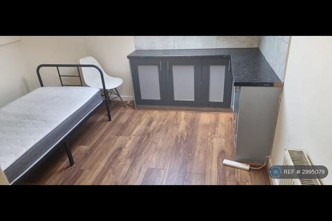 1 bedroom in a house share to rent, St. Andrew's Road, London, E17