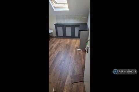 1 bedroom in a house share to rent, St. Andrew's Road, London, E17