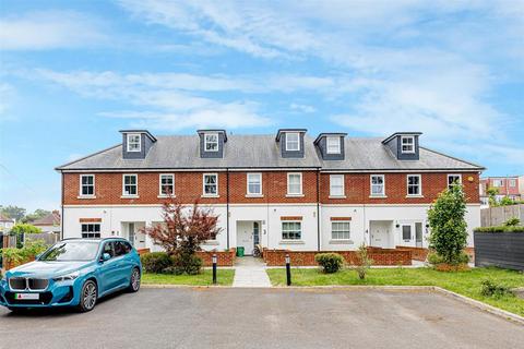 Accommodation Road, Cockfosters, Barnet, EN4 8FT