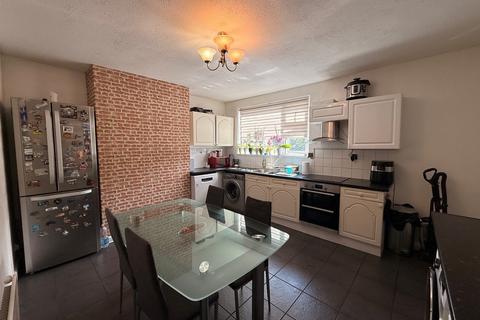 3 bedroom terraced house to rent, McNeil Avenue, Crewe