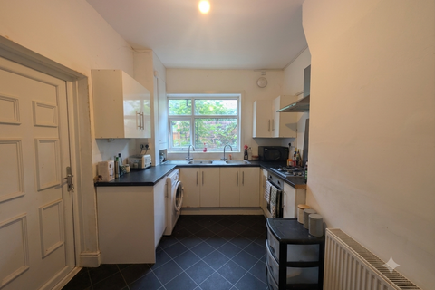 3 bedroom house to rent, Douglas Street, Salford, M7