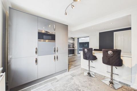 5 bedroom end of terrace house to rent, Windermere Road, Manchester, Middleton, M24