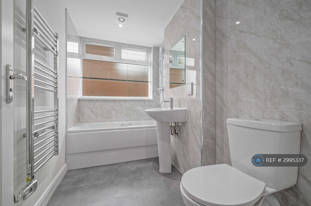 Apartment in Solihull, West Midlands - View 4