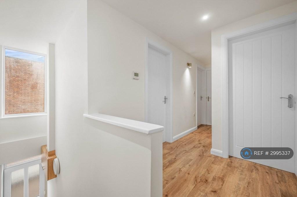 Apartment in Solihull, West Midlands - View 5