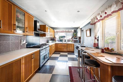 5 bedroom semi-detached house for sale, King Harolds Way, Bexleyheath, DA7