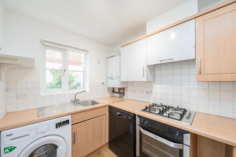 2 bedroom flat to rent, Braddock Close, Isleworth TW7