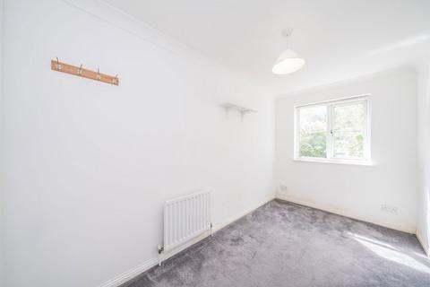 2 bedroom flat to rent, Braddock Close, Isleworth TW7
