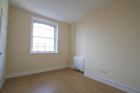 Studio to rent, High Street. Lowestoft. NR32 1HP