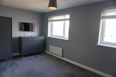 4 bedroom semi-detached house to rent, Sylvania Gardens, Brooklands MK10