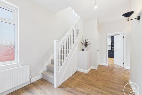 4 bedroom semi-detached house for sale, Sycamore Avenue, Leeds