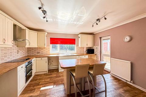 3 bedroom chalet for sale, Fernlea Road, Burnham-On-Crouch