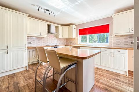 3 bedroom chalet for sale, Fernlea Road, Burnham-On-Crouch