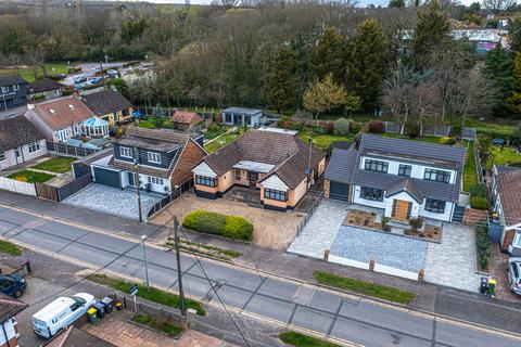 4 bedroom detached bungalow for sale, Rayleigh Avenue, Leigh-on-sea SS9