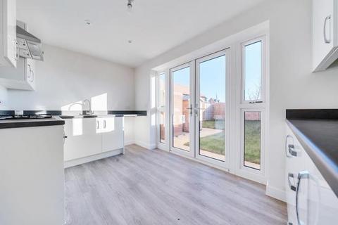 2 bedroom semi-detached house to rent, Wisbech Road, Bicester, OX26