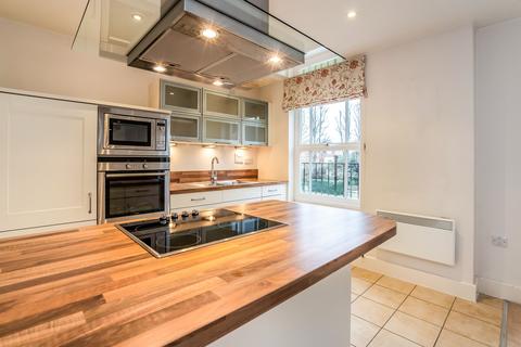 3 bedroom flat to rent, St Agnes Place, Chichester, PO19