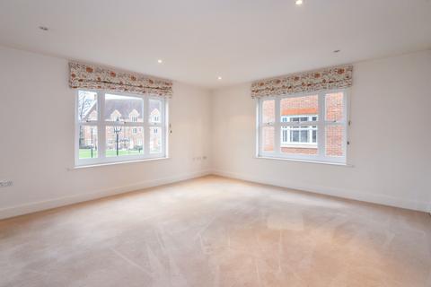 3 bedroom flat to rent, St Agnes Place, Chichester, PO19