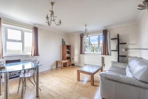 2 bedroom flat to rent, Buckingham Road, Bicester, OX26