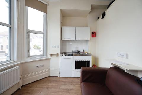 Studio to rent, Victoria Road North, Southsea, Hampshire, PO5