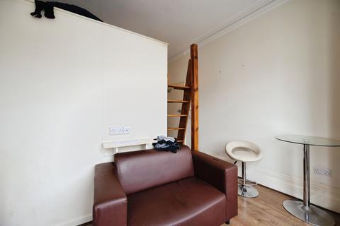 Studio to rent, Victoria Road North, Southsea, Hampshire, PO5