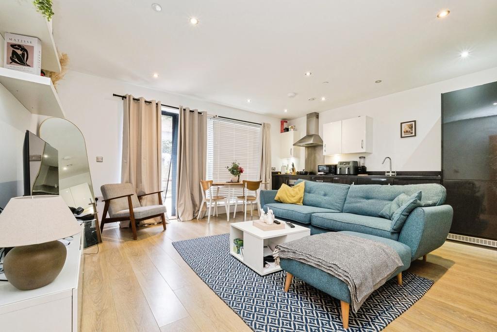 Apartment in Chingford - View 2