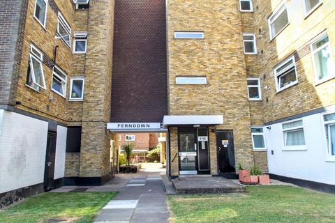2 bedroom flat to rent, Woodford Road, Ferndown Woodford Road, E18