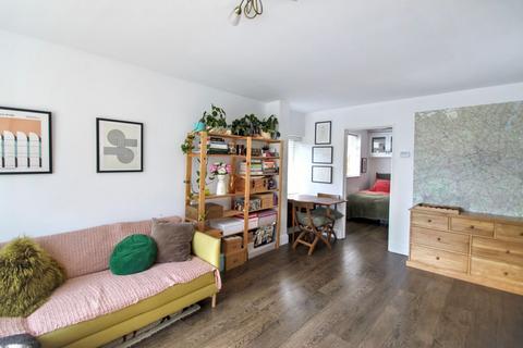 2 bedroom flat to rent, Woodford Road, Ferndown Woodford Road, E18