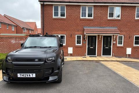 3 bedroom semi-detached house to rent, Ullswater Road, Crawley RH10