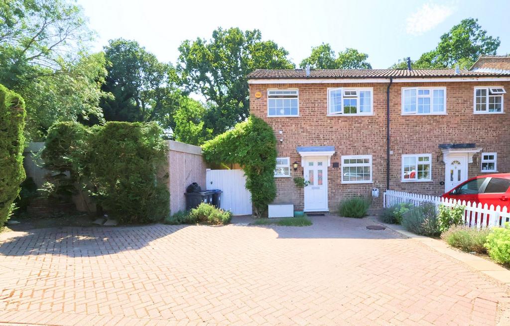 Detached house exterior, driveway