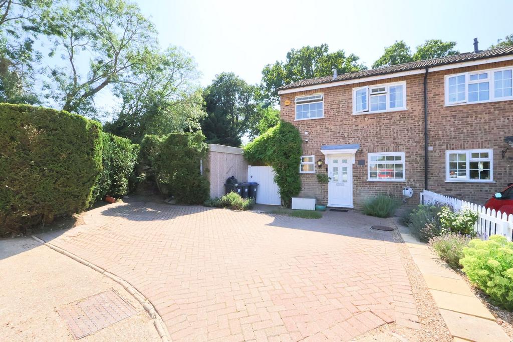 Detached house exterior, driveway