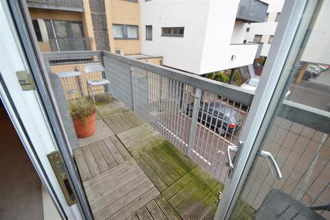 2 bedroom flat to rent, Rook Street, Manchester M15