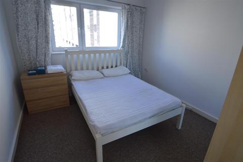 2 bedroom flat to rent, Rook Street, Manchester M15