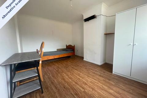 3 bedroom house share to rent, Plym Close, Aylesbury, HP21