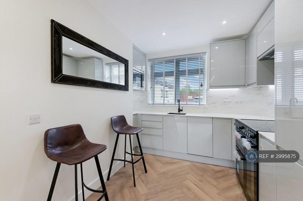 House in South Croydon - View 4