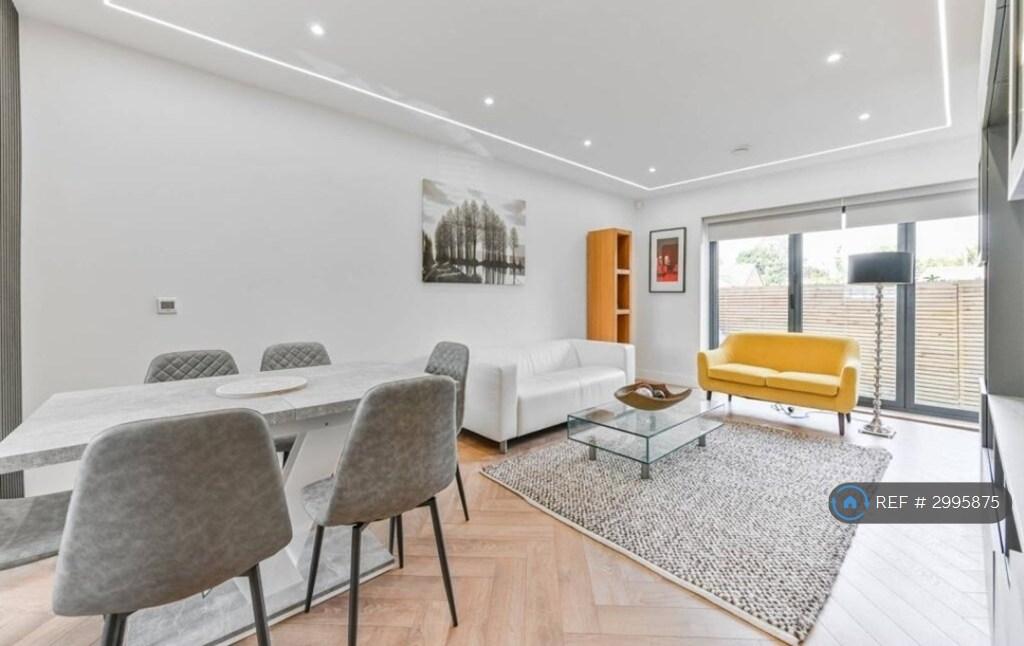 House in South Croydon - More