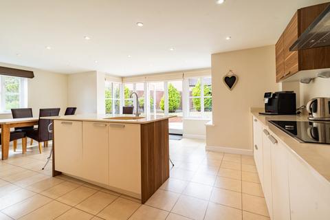 5 bedroom townhouse for sale, Colindale Street, Milton Keynes MK10