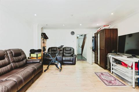 Larch Close, London, E13