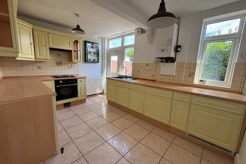 2 bedroom house to rent, Worksop Road, Doncaster, DN11