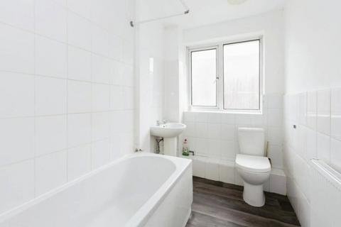 1 bedroom in a house share to rent, Cowbridge Lane, Barking IG11