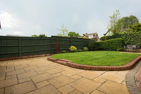3 bedroom bungalow to rent, Fontwell Close, Maidenhead, Berkshire