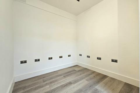 4 bedroom terraced house to rent, Dennett Road, Croydon, CR0