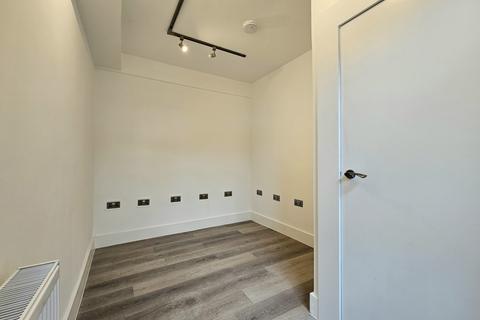 4 bedroom terraced house to rent, Dennett Road, Croydon, CR0
