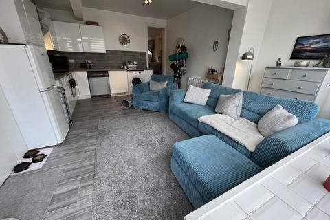 1 bedroom flat to rent, Market Place, Westbury ,