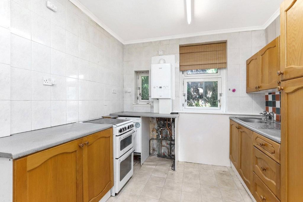 Apartment in Glasgow, Waverley Park, Crossmyloof - View 3