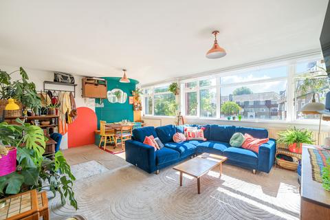 3 bedroom flat for sale, Kingston Road, Epsom, KT17