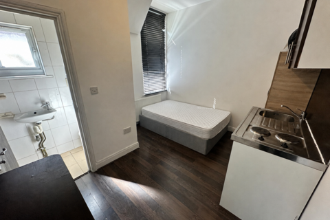 Studio to rent, Soutbury road
