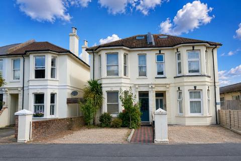 3 bedroom house to rent, Lyndhurst Road, Worthing