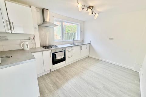 3 bedroom house to rent, Pinewood Gardens, Nottingham, NG11