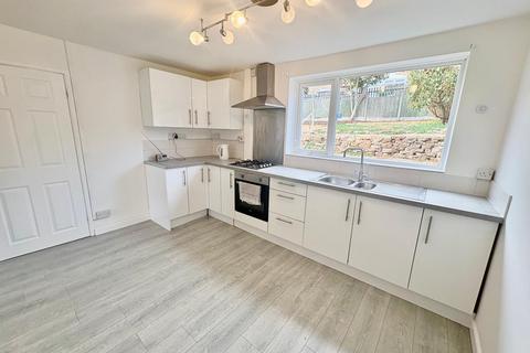 3 bedroom house to rent, Pinewood Gardens, Nottingham, NG11